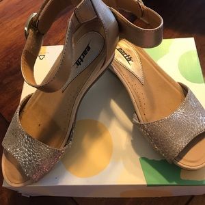 Earth ..ankle strap Size 8M Velcro closure  Gold .. sparkle front Like new